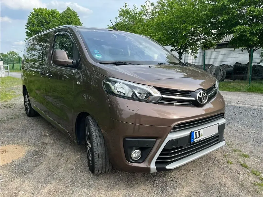 Gebraucht Toyota Proace Verso Team 177 PS (130 kW) 2018 Braun Kombi