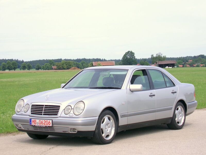Silber Gebraucht 1996 Mercedes E300 Limousine | 5.980 € (Fairer Preis) - Bild 1/4