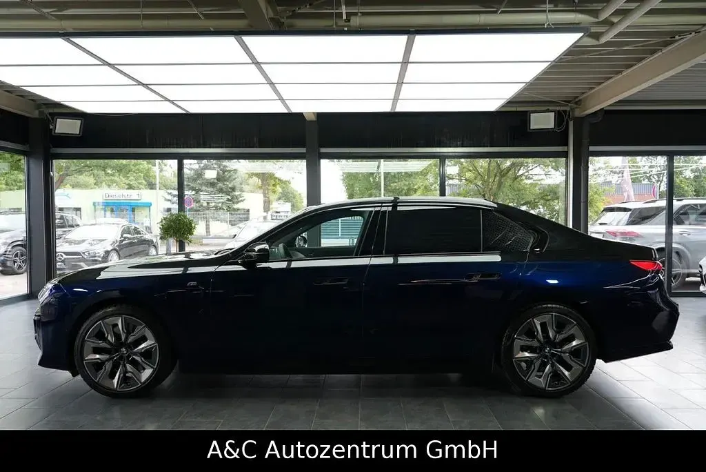 Gebraucht BMW 750e M Sport 313 PS (230 kW) 2024 Blau Limousine