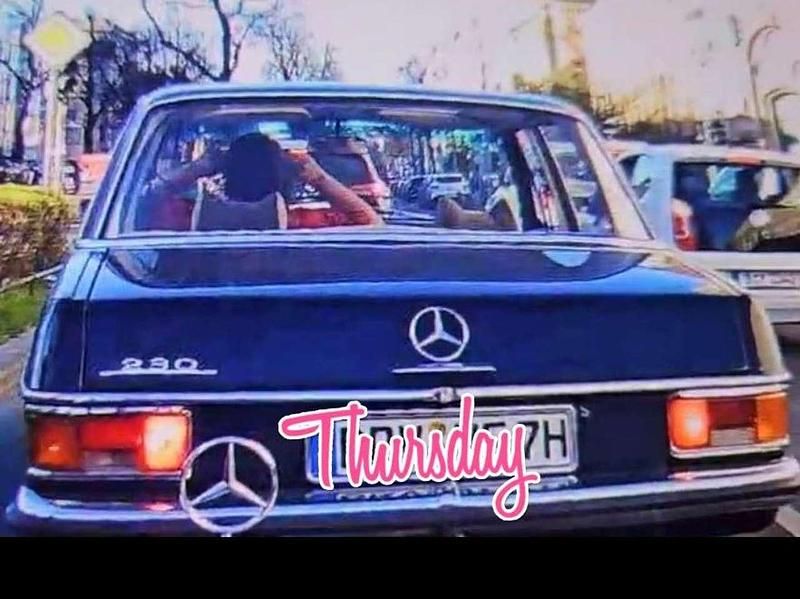 Blau Gebraucht 1973 Mercedes 230 Limousine | 10.500 € - Bild 1/2