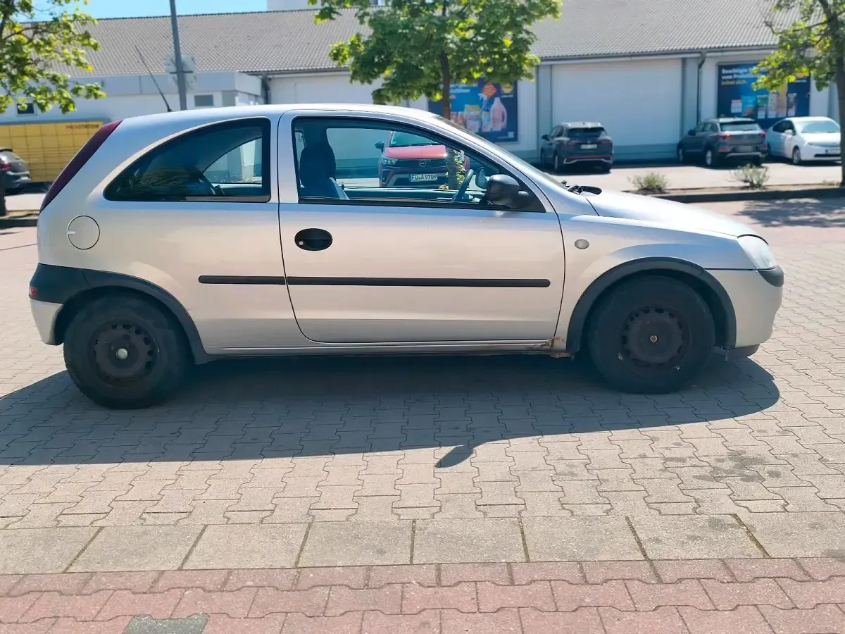 Używany Opel Corsa 75 KM (55 kW) 2002 Srebrny Hatchback
