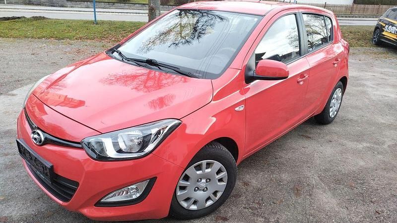Gebraucht Hyundai i20 Trend 86 PS (63 kW) 2012 Rot Limousine