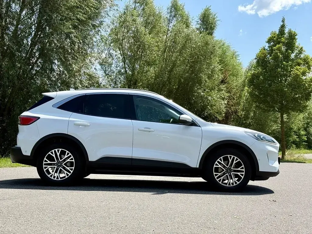 Gebraucht Ford Kuga Titanium 150 PS (110 kW) 2022 Weiß SUV