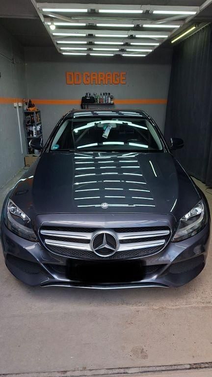 Grau Gebraucht 2015 Mercedes C200 Limousine | 16.750 € (Teuer) - Bild 1/4