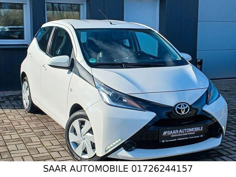 Weiß Gebraucht 2016 Toyota Aygo X-play Kleinwagen | 6.999 € (Guter Preis) - Bild 1/4