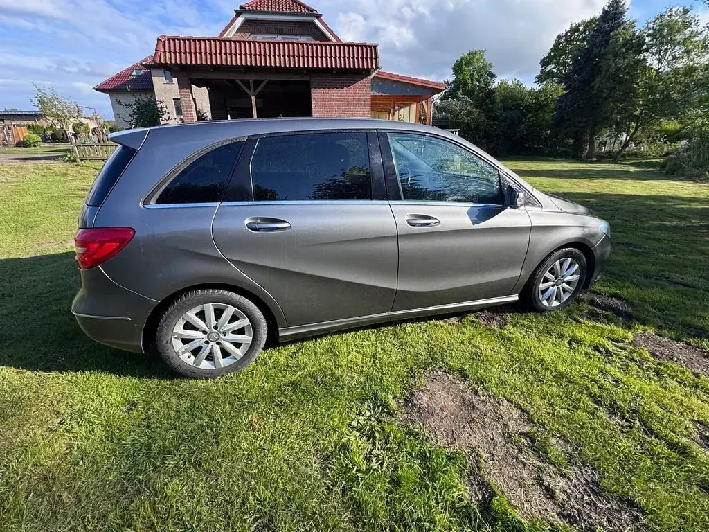 Gebraucht Mercedes B200 136 PS (100 kW) 2012 Grau Van / Kleinbus