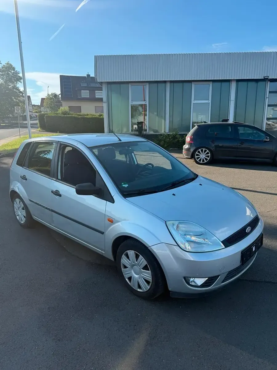 Gebraucht Ford Fiesta 80 PS (58 kW) 2004 Silber Kleinwagen
