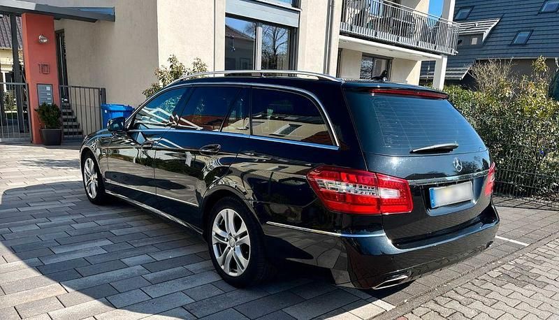 Gebraucht Mercedes E220 Avantgarde 170 PS (125 kW) 2011 Schwarz Limousine