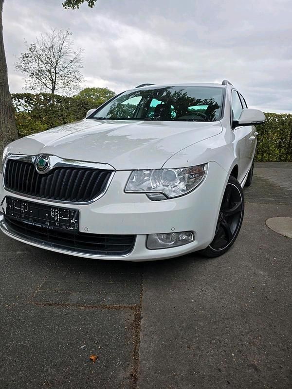 Weiß Gebraucht 2013 Skoda Superb Kombi | 10.249 € (Fairer Preis) - Bild 1/1