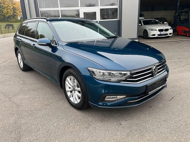 Gebraucht VW Passat Business 150 PS (110 kW) 2023 Blau Kombi