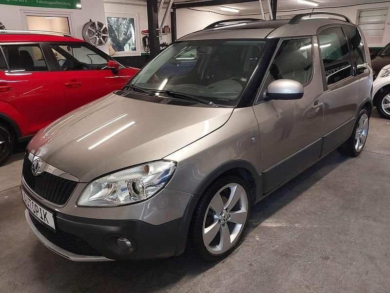 Cappuccinobeige metallic Gebraucht 2014 Skoda Roomster Scout Kombi | 6.799 € (Fairer Preis) - Bild 1/4