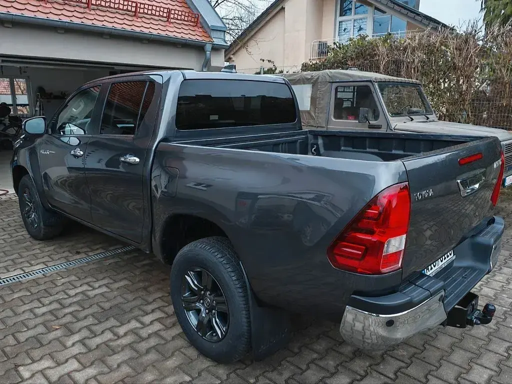 Gebraucht Toyota HiLux Comfort 150 PS (110 kW) 2024 Grau Pickup