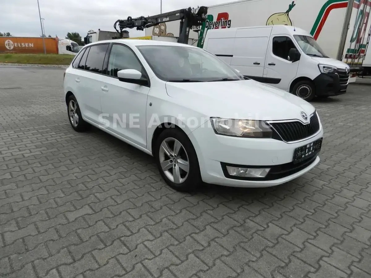 Gebraucht Skoda Rapid Drive 90 PS (66 kW) 2015 Bila laser/laser white Kleinwagen