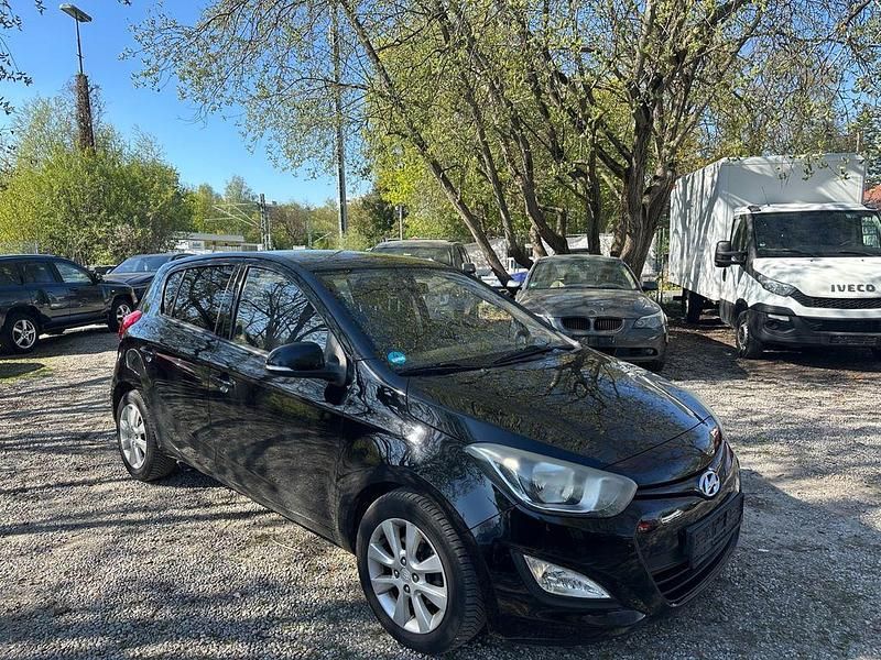 Gebraucht Hyundai i20 Edition 86 PS (63 kW) 2013 Schwarz Kleinwagen
