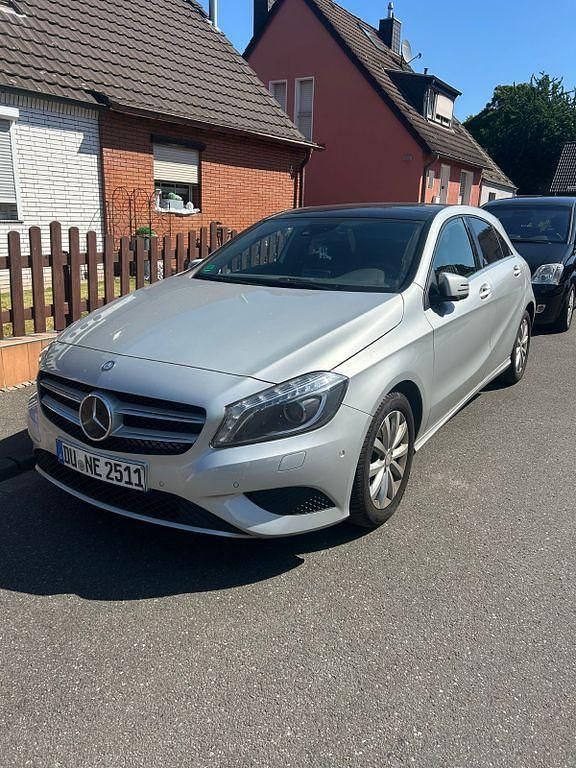 Silber Gebraucht 2013 Mercedes A200 Style Limousine | 14.900 € (Fairer Preis) - Bild 1/4