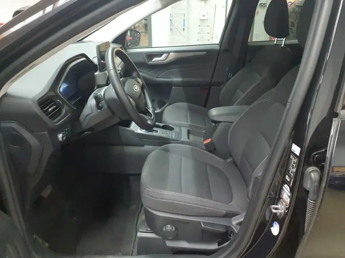 Używany Ford Kuga Titanium 120 KM (88 kW) 2023 Czarny SUV