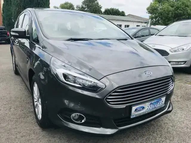 Grau (magneticgraumet.) Gebraucht 2018 Ford S-MAX Titanium Van / Kleinbus | 23.850 € (Fairer Preis) - Bild 1/4