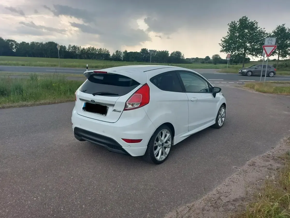 Gebraucht Ford Fiesta Sport 95 PS (69 kW) 2014 Weiß Kleinwagen
