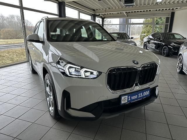 Alpinweiss iii Gebraucht 2023 BMW X1 Performance SUV | 41.400 € (Fairer Preis) - Bild 1/4
