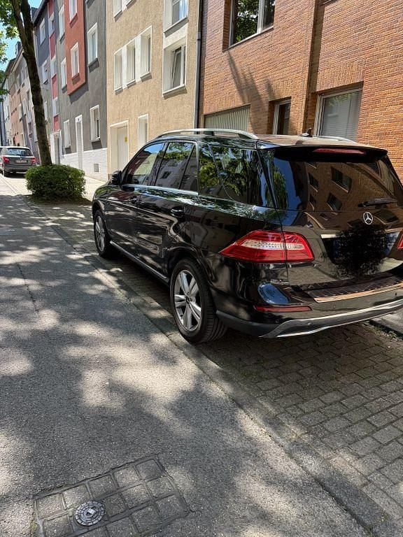 Schwarz Gebraucht 2011 Mercedes ML250 SUV | 16.500 € (Fairer Preis) - Bild 1/4