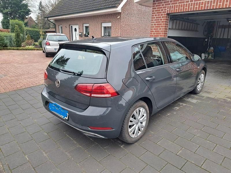 Gebraucht VW Golf 100 kW (136 PS) 2020 Grau Limousine
