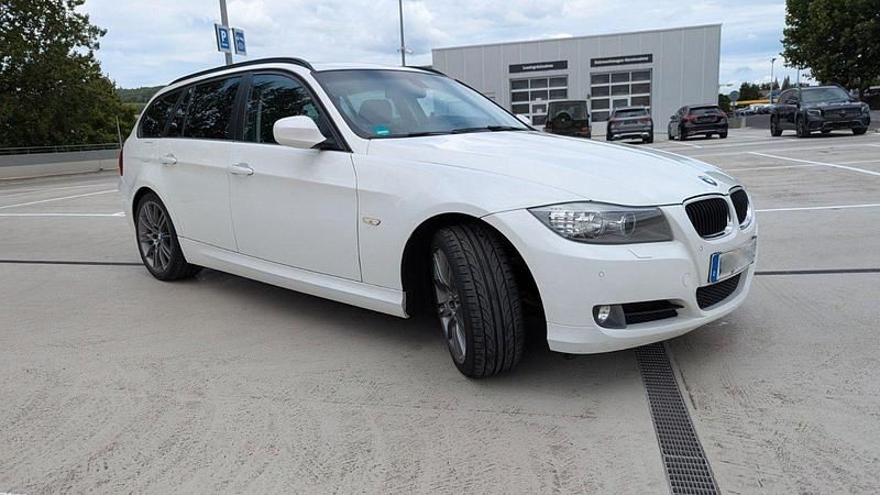 Weiß Gebraucht 2010 BMW 320 M Sport Kombi | 5.700 € (Guter Preis) - Bild 1/4
