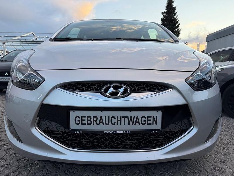 Gebraucht Hyundai ix20 125 PS (91 kW) 2012 Silber Kleinwagen