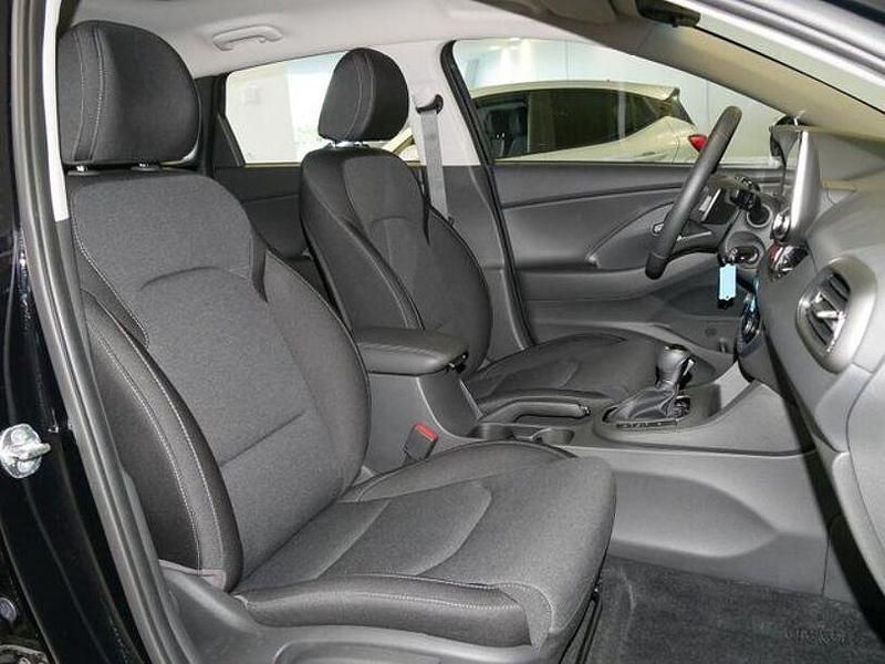 Abyss black Gebraucht 2024 Hyundai i30 Trend Limousine | 16.880 € - Bild 1/2