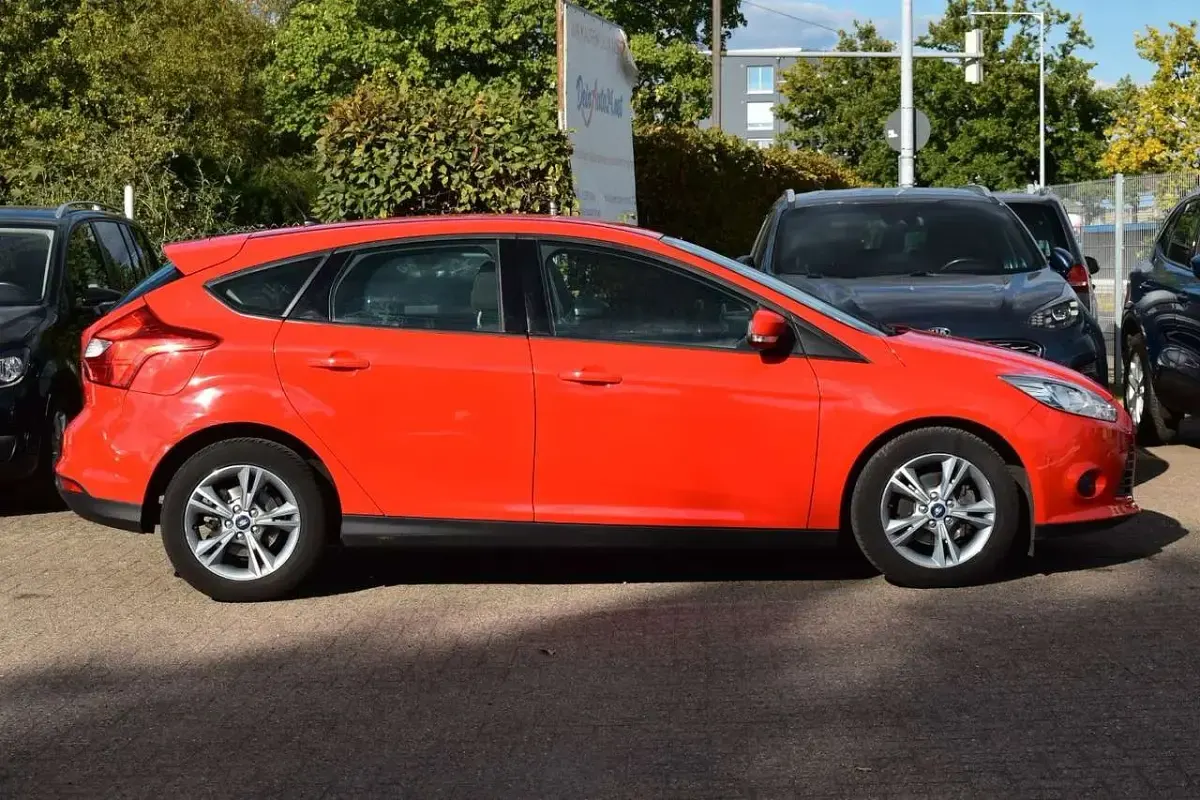 Gebraucht Ford Focus Champions Edition 101 PS (74 kW) 2013 Rot Limousine