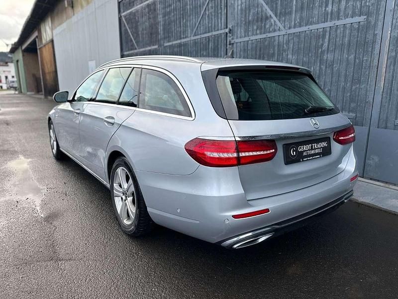 Gebraucht Mercedes E220 194 PS (142 kW) 2018 Iridiumsilber Kombi