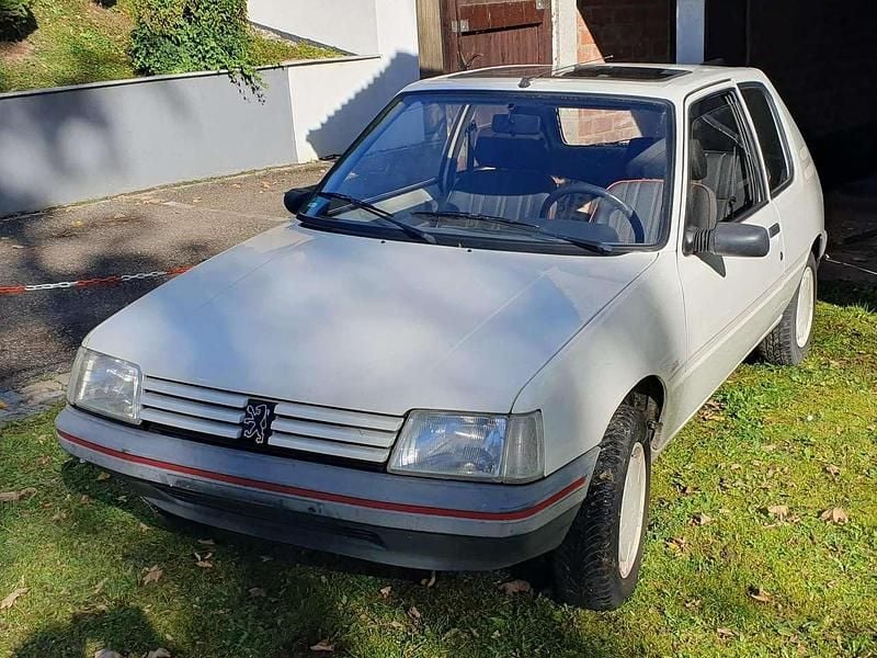 Weiß Gebraucht 1991 Peugeot 205 Limousine | 2.700 € - Bild 1/4