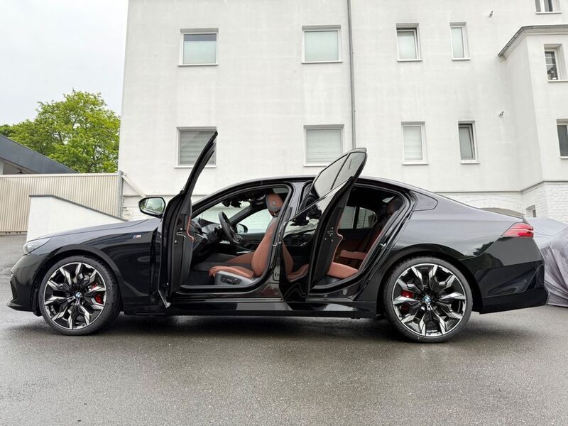 Black sapphire metallic Neu 2025 BMW 520 M Sport Limousine | 79.950 € - Bild 1/4