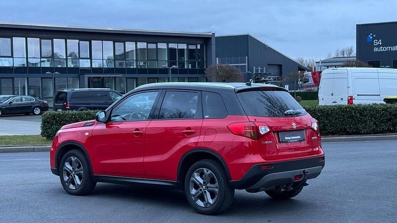 Gebraucht Suzuki Vitara Club 120 PS (88 kW) 2015 Rot SUV