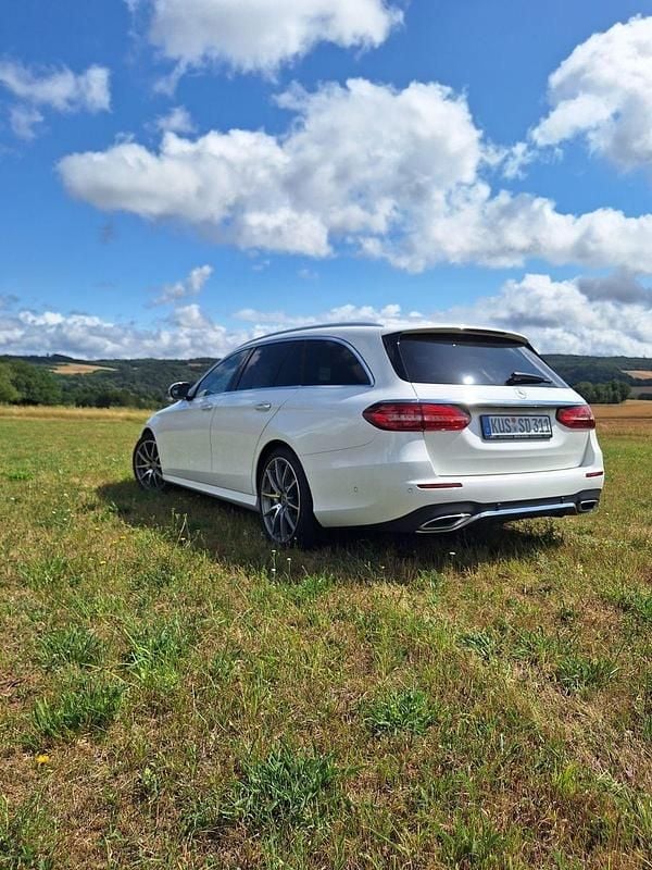 Gebraucht Mercedes E220 AMG line 200 PS (147 kW) 2023 Weiß Kombi