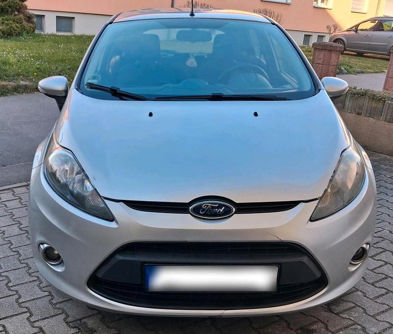 Gebraucht Ford Fiesta 95 PS (69 kW) 2012 Silber Kleinwagen