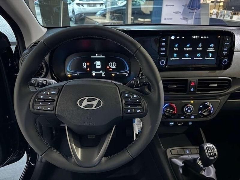 Gebraucht Hyundai i10 Select 63 PS (46 kW) 2025 Phantom black / met Kleinwagen