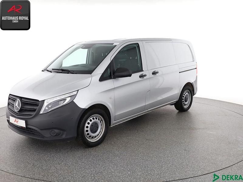 Brillantsilber Gebraucht 2022 Mercedes Vito Van / Kleinbus | 26.740 € (Superpreis) - Bild 1/4