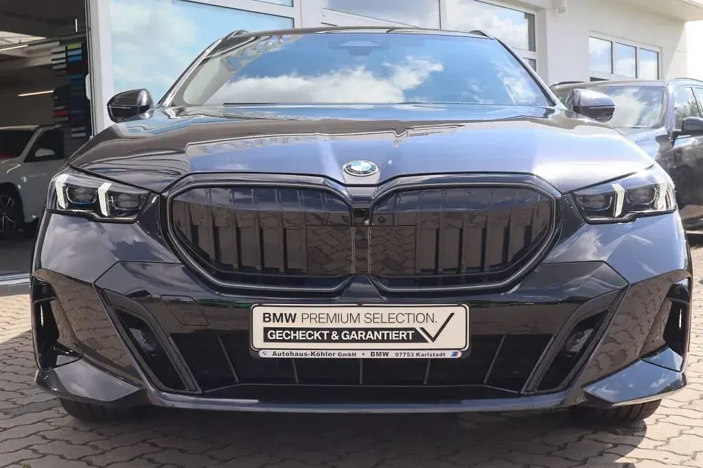 Gebraucht BMW 520 M Sport 197 PS (144 kW) 2025 Sophistograu brillanteffekt Kombi