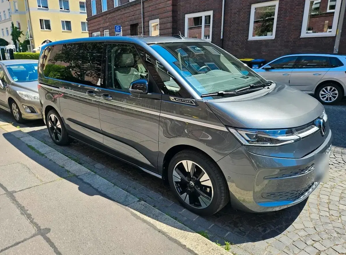 Gebraucht VW Multivan 245 PS (180 kW) 2025 Grau Van / Kleinbus
