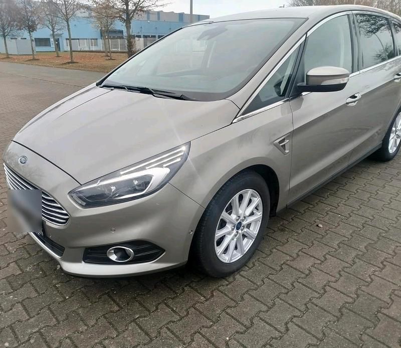 Grau Gebraucht 2017 Ford S-MAX S Van / Kleinbus | 9.900 € (Guter Preis) - Bild 1/4