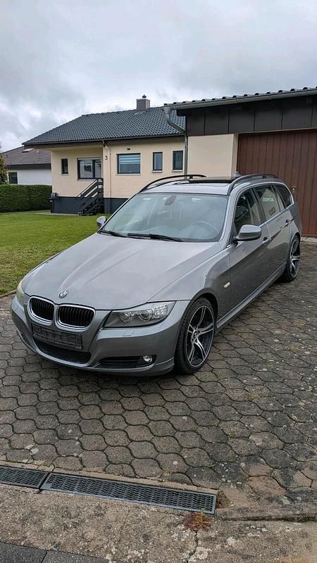 Grau Gebraucht 2009 BMW 320 Kombi | 4.900 € (Guter Preis) - Bild 1/4