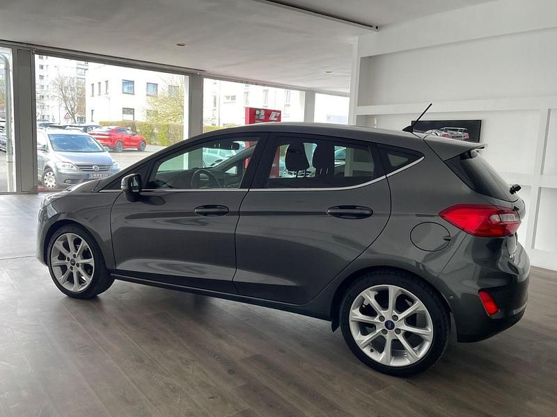 Gebraucht Ford Fiesta Titanium 101 PS (74 kW) 2017 Grau Kleinwagen