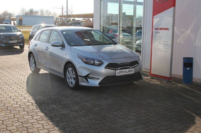 Silber Gebraucht 2023 Kia Ceed Edition 7 Limousine | 17.990 € (Fairer Preis) - Bild 1/4