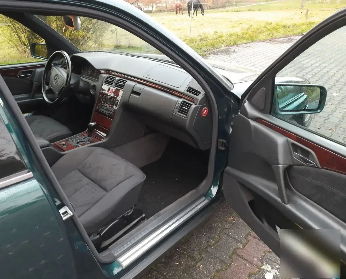 Gebraucht Mercedes E240 170 PS (125 kW) 1998 Grün Limousine
