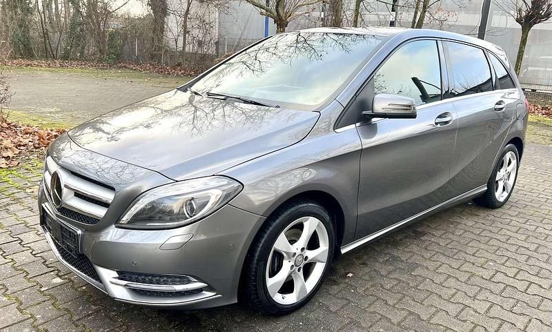 Gebraucht Mercedes B200 136 PS (100 kW) 2014 Mountaingrau Kleinwagen