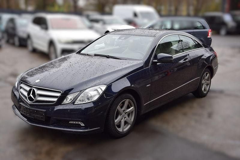 Gebraucht Mercedes E200 Elegance 184 PS (135 kW) 2010 Blau Coupé
