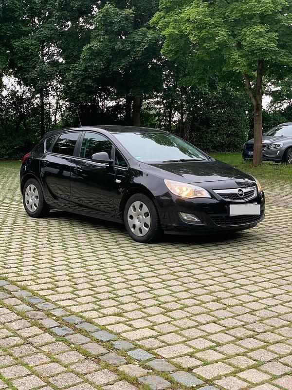 Schwarz Gebraucht 2011 Opel Astra Limousine | 3.890 € (Etwas zu teuer) - Bild 1/4