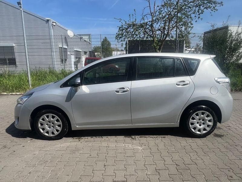 Gebraucht Toyota Verso Basis 132 PS (97 kW) 2017 Silber Van / Kleinbus