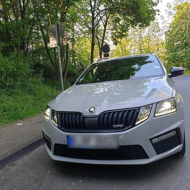 Grau Gebraucht 2019 Skoda Octavia vRS Kombi | 26.000 € (Teuer) - Bild 1/4