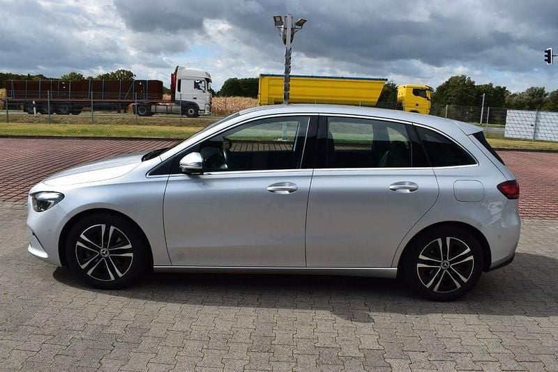 Gebraucht Mercedes B180 Progressive 136 PS (100 kW) 2023 Silber Van / Kleinbus